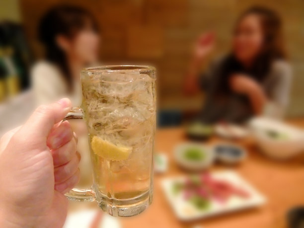 饮酒聚会:与女性朋友边喝酒边聊天图片下载