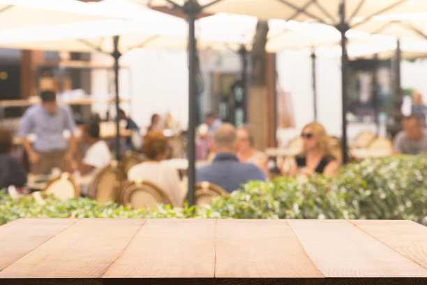 空木材与模糊抽象背景的户外咖啡馆在阿姆斯特丹。图片下载