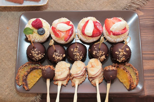 一盘节日蛋糕的照片。图片下载