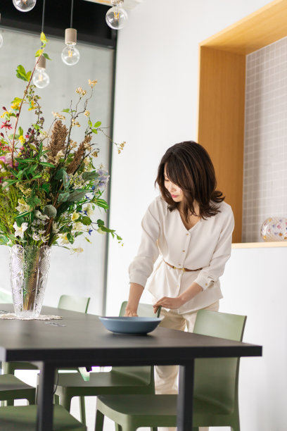 在餐馆工作的年轻女子图片下载