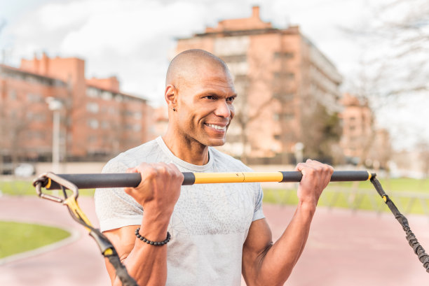 拉丁运动员在公园用健身带锻炼图片下载
