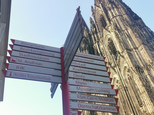 欧洲一个中等城市的游客标志图片下载