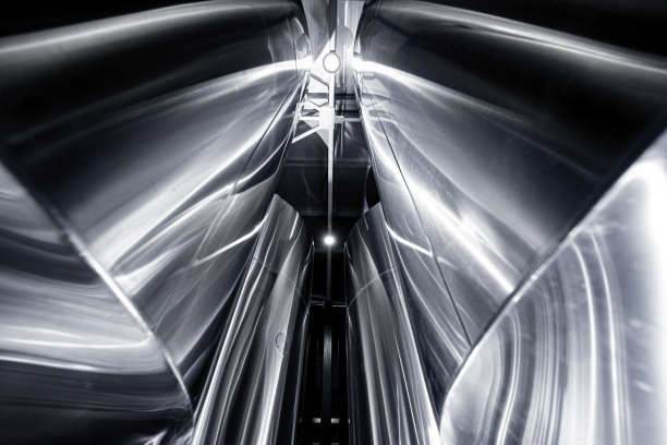 在精酿啤酒厂中用于啤酒发酵和成熟的一排排钢罐图片下载