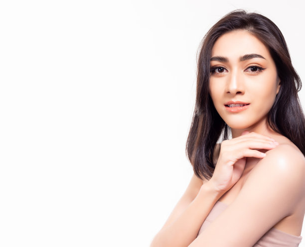 美丽肌肤护理理念女人以美丽的脸健康的脸皮肤肖像快乐美丽微笑的亚洲女孩模特以自然的妆容触动美丽身体皮肤孤立的白色背景复制空间图片下载