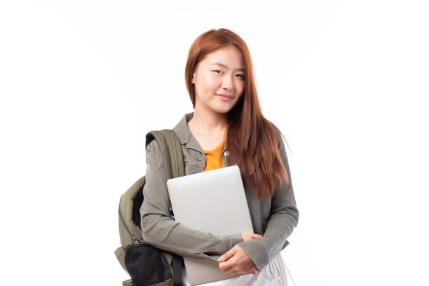 快乐休闲的亚洲女学生的肖像与背包和笔记本电脑孤立在白色背景。回到学校，学习观念。图片下载