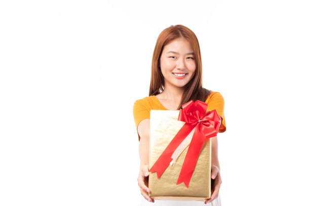 迷人的亚洲女性手持礼盒在圣诞节，新年，情人节，生日庆祝概念。微笑快乐的漂亮女孩的肖像拿着礼品盒孤立在白色的复制空间。图片下载