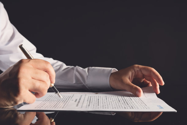 律师、公证员在办公室工作。图片下载