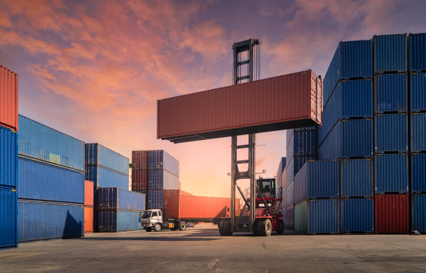 工程师们正在监督仓库内集装箱货物的运输。集装箱进出口业务及物流。图片下载