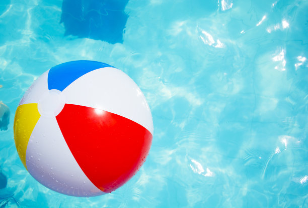 浮在游泳池里的球。图片下载