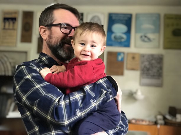 父亲和儿子在家里。图片下载