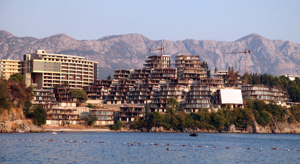 布达瓦海岸线上的住宅建筑图片下载