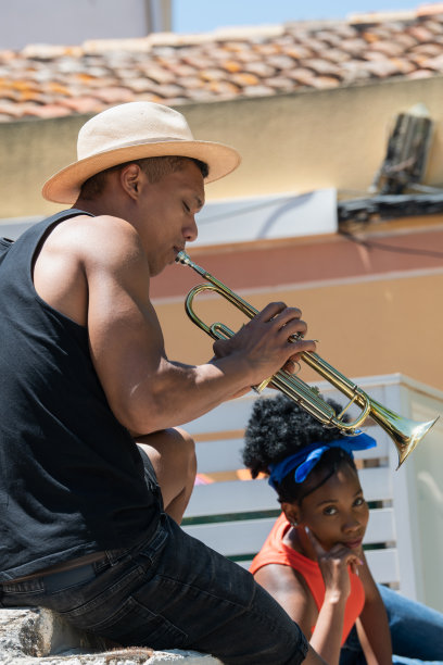 专注的拉丁人吹小号:音乐概念。图片下载