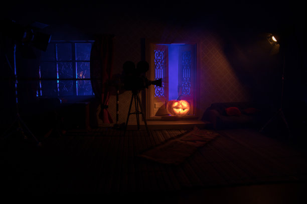 一个逼真的玩具屋客厅，在晚上有家具和窗户。艺术品桌子装饰与手工制作的现实的娃娃屋。有选择性的重点。图片下载