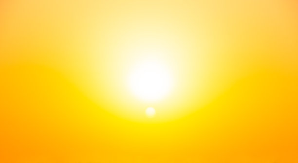 夏日阳光明媚，夕阳西下，明黄色背景无云图片下载