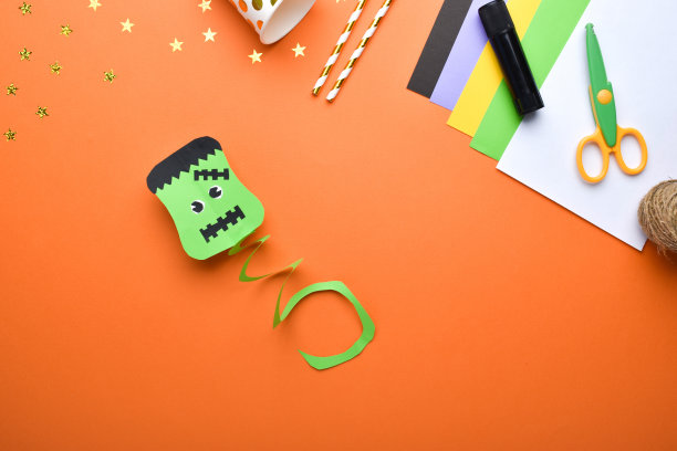 在万圣节DIY弗兰肯斯坦。详细的一步一步的指示。图片下载