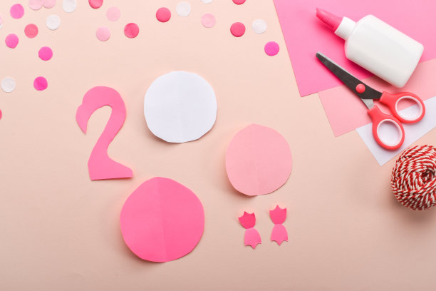 DIY。孩子们用彩纸做的粉红色火烈鸟。详细的一步一步的指示。图片下载