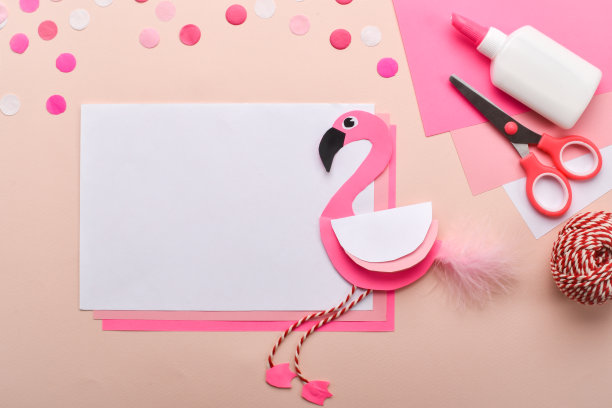 DIY。孩子们用彩纸做的粉红色火烈鸟。详细的一步一步的指示。图片下载