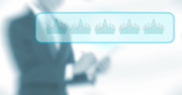 《商人》通过互联网在数字平板电脑上查看所有参赛者的在线评分。选美皇后大赛获得金牌五星评分，满足钻石皇冠图片下载