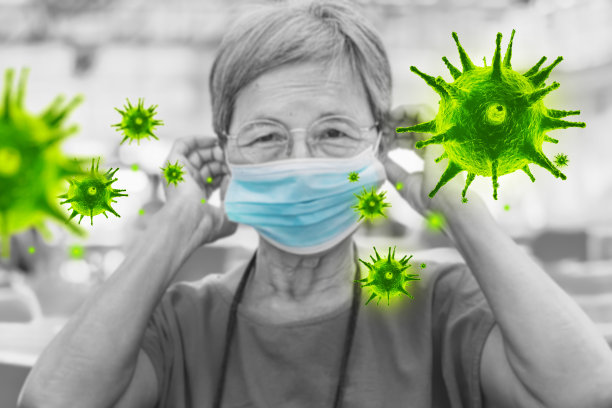 戴着蓝色口罩的泰国老年妇女和3D绘制的绿色病毒。新冠病毒预防概念:黑白图像构成技术。图片下载