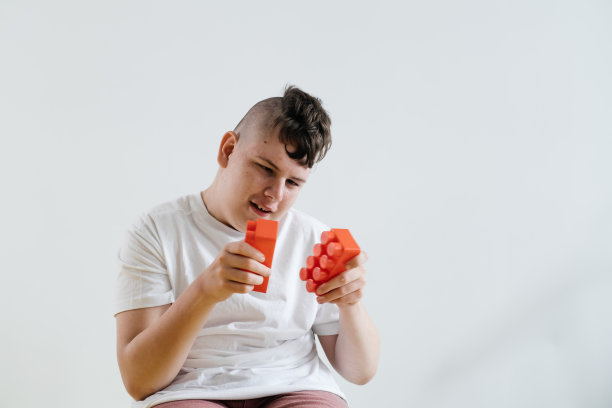 残疾青少年从积木，康复，学习图片下载