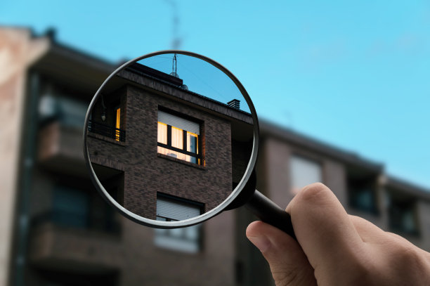 聚焦在开着灯的窗户上的放大镜图片下载