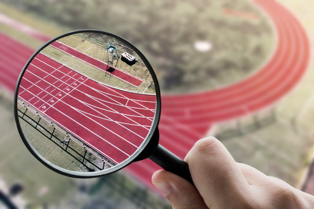 聚焦在跑道上的放大镜图片下载