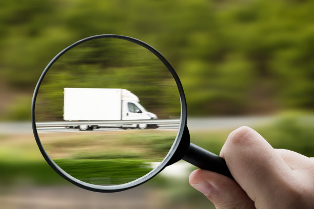 放大镜聚焦在行驶中的货车上图片下载