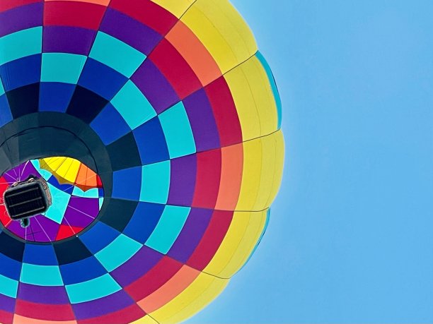 色彩鲜艳的热气球映衬着夏日蔚蓝的天空图片下载