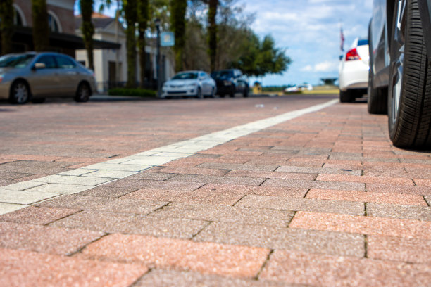 汽车停在商业区的砖街上图片下载