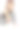 悲伤的女孩坐在地板上，抱着膝盖图片下载