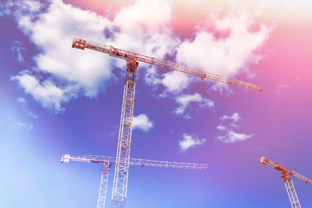 建筑起重机在蓝天背景下的创作现场工作图片下载
