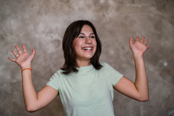 一个激动的女孩的肖像图片下载