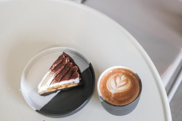 咖啡店的咖啡蛋糕和热拿铁咖啡图片下载