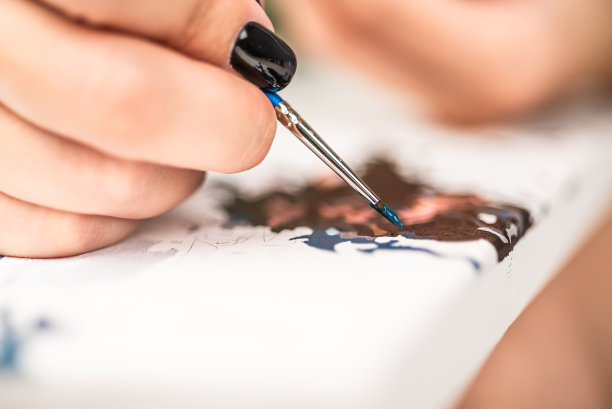 女人用数字、特写镜头、手和画笔画画图片下载