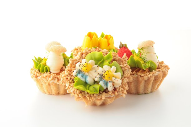 婴儿蛋挞蛋糕与白脱奶油在白色背景的照片。图片下载