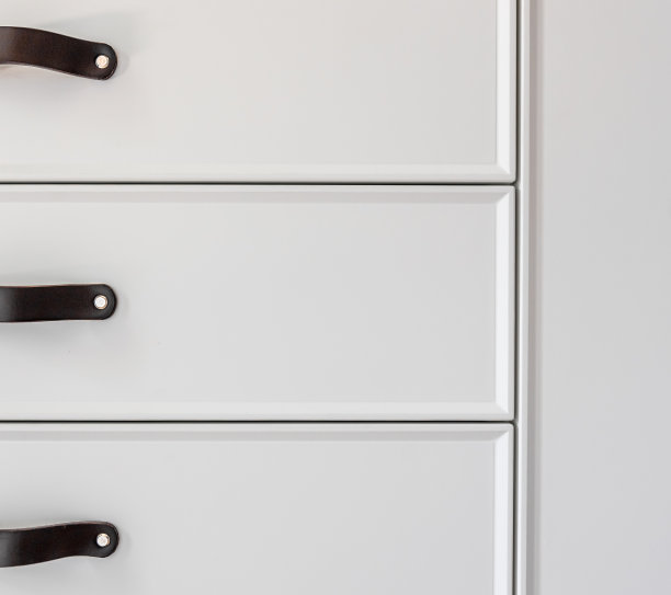 厨房抽屉或橱柜的黑色把手。图片下载