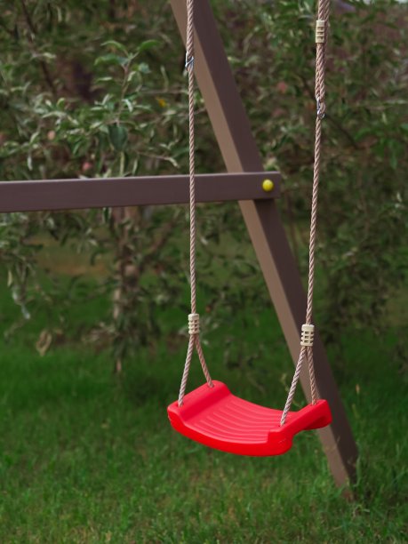 红绳子在孩子们的操场上荡秋千，在后院的绿色果园中图片下载