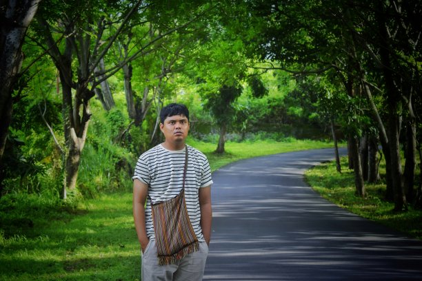 一个年轻人在路边拍照图片下载