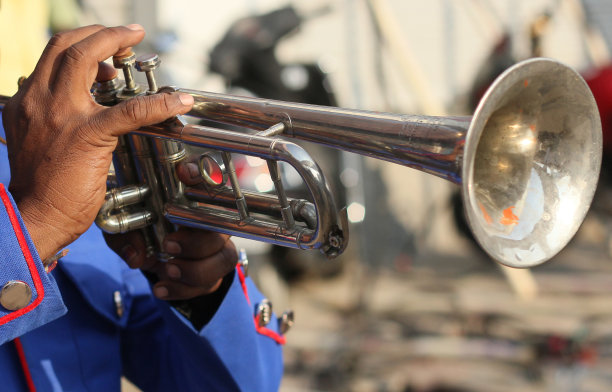 印度音乐家在户外吹奏小号图片下载