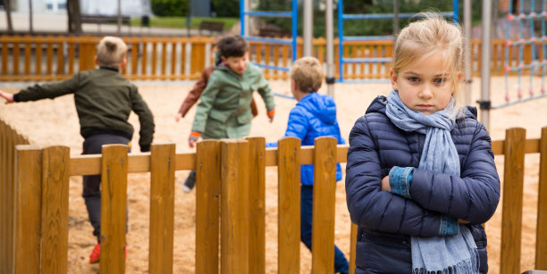心烦意乱的女孩在背后玩孩子图片下载