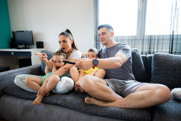和小孩子一起看有趣的电视节目图片下载