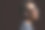 戴着耳机的快乐非洲女人图片下载