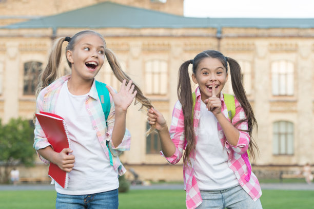 幸福和快乐。微笑的朋友在学校的院子里玩。快乐的同学。学校的夏令营。现代教育。青少年与背包。女孩学校背景。STEM夏令营和儿童课程图片下载