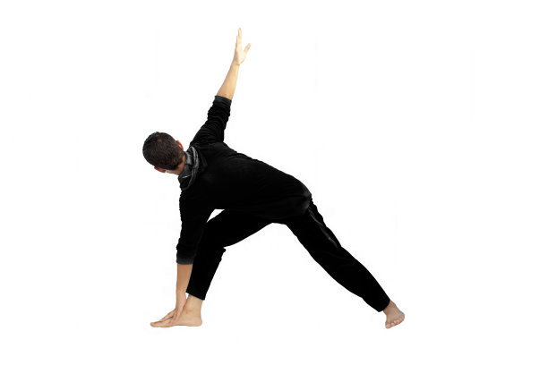 全长拍摄的男性青少年练习旋转瑜伽姿势或旋转三角瑜伽姿势或Parivrtta Trikonasana孤立在白色背景。图片下载