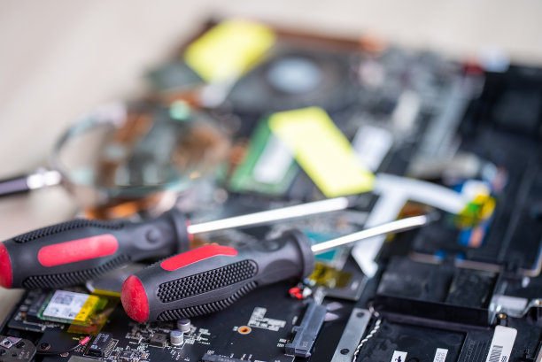 笔记本电脑正在维修电脑维修服务。硬件支持。电子技术。图片下载