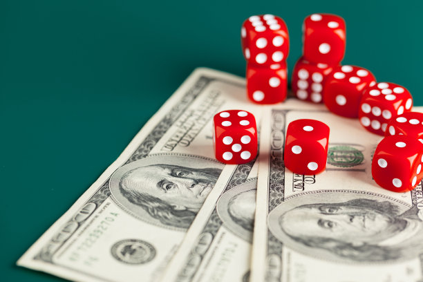 玩骰子和成堆的美元钞票。图片下载
