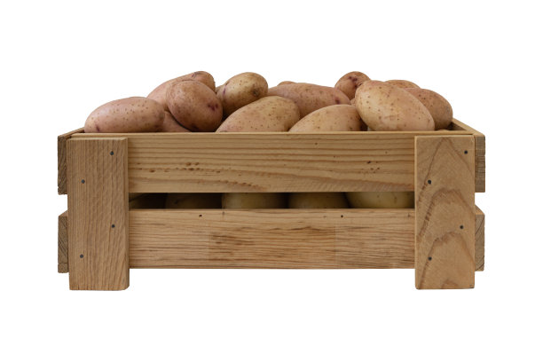 盒子与马铃薯孤立在白色的背景图片下载