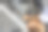 一个男人的手在路边修理摩托车的特写镜头。图片下载