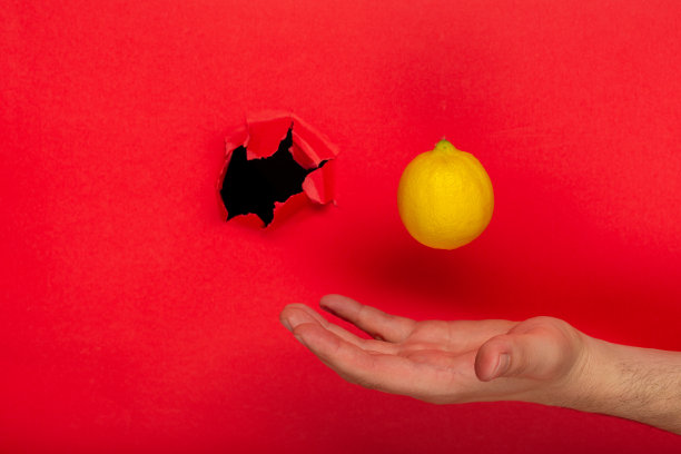 从红纸上撕下的柠檬象征着健康的生活方式所含的维生素c。图片下载