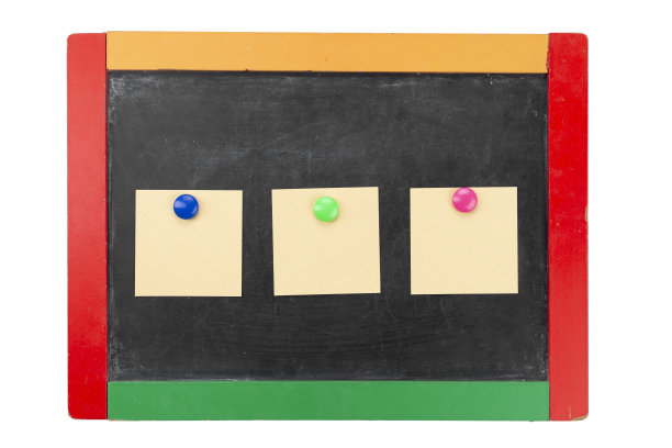 用粉笔和纸贴纸画画的学校董事会。图片下载